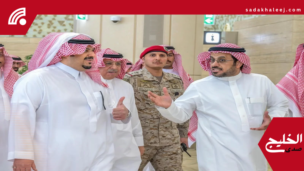 محمد بن عبدالرحمن يتجول بمركبة ذاتية القيادة متجهاً إلى مطار الملك خالد